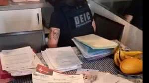 Divulgação/Polícia Civil de Santa Catarina… - Veja mais em https://noticias.uol.com.br/cotidiano/ultimas-noticias/2023/11/01/mulher-passa-ministra-saude-nisia.htm?cmpid=copiaecola