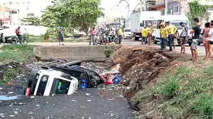 Imagem Caminhão de cervejas tomba no PA, e pessoas encaram lama para saquear carga