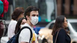 Na Avenida Paulista, em São Paulo, pessoas circulam com máscaras de prevenção ao coronavírus | Ian Maenfeld /Folhapress