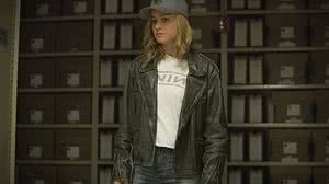 Brie Larson interpreta Carol Danvers, uma guerreira que perdeu a memória e procura respostas na Terra | Marvel/Divulgação