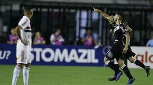 Imagem Vasco vence São Paulo por 2 a 0 e respira na briga contra a degola