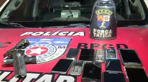 Imagem Mulher é presa com arma e 11 celulares sem nota fiscal; esposo está foragido