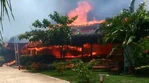 Teto coberto de palha contribuiu para o incêndio se alastrar rapidamente | Reprodução / Vídeo