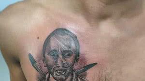 Imagem Estudante tatua rosto de autor do hit ‘Caneta Azul’