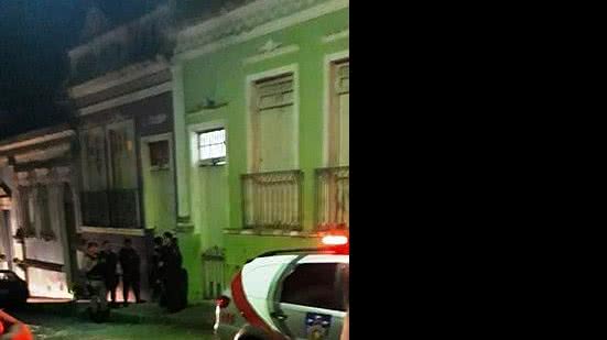 Os corpos estavam dentro da casa em que as vítimas residiam | Reprodução/ Aqui Acontece