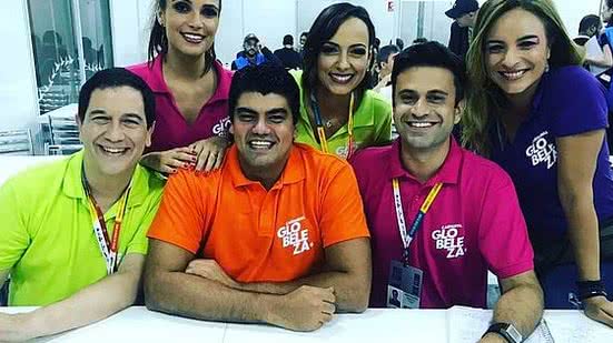 André Azeredo (de laranja) com colegas da TV Globo | Instagram