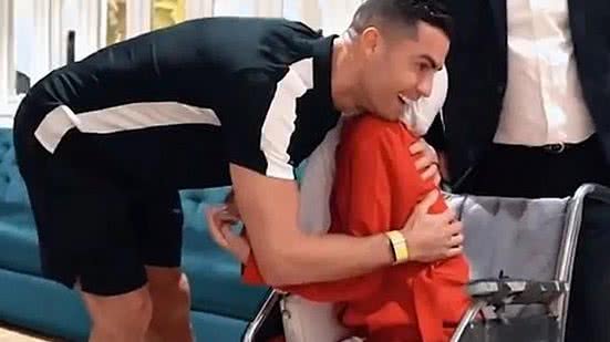Cristiano Ronaldo abraça artista iraniana Fatemeh Ramami | Reprodução / Marca TV