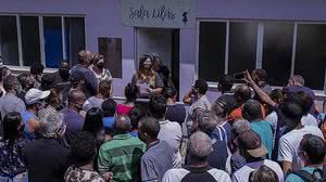 Familiares das vítimas aguardam informações no IML de Petrópolis | Foto: Eduardo Anizelli / Folhapress / Reprodução