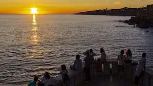 CASCAIS, PORTUGAL, 23.09.2017 - Vista do pôr do sol na praia de Cascais, uma das mais populares de Portugal | Ticiana Giehl/Escolha Viajar/Folhapress