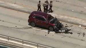 SUV, com uma mulher e duas crianças, foi atingida pelo monomotor | Foto: Reprodução