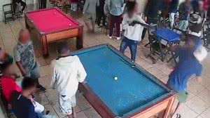 Imagens de câmeras de segurança mostram várias pessoas bebendo e jogando sinuca momentos antes do assassinato | Foto: Reprodução/Redes Sociais