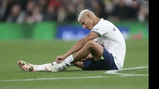O atacante do Tottenham (ING) deixou o campo na segunda etapa mancando, com dores na panturrilha. | Foto: Reprodução / Twitter