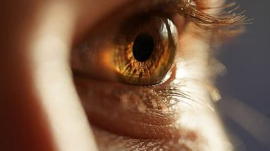 Imagem Jovem fica cego de um olho após tomar banho usando lente de contato