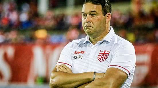 Roberto Fernandes tem feito mudanças pontuais na equipe desde que assumiu o CRB | Pei Fon / Portal TNH1