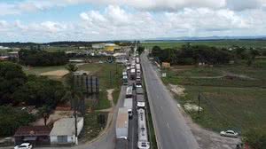 Bloqueio na via já dura mais que 4h horas e acumula quilômetros de congestionamento | Foto: Drone / TNH1
