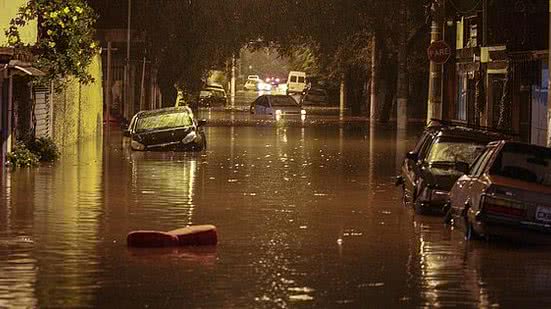 Água chegou a cobrir veículos na rodovia Anchieta, que continua fechada na altura do km 13 nos dois sentidos | Marcelo Gonçalves/Sigmapress/Folhapress