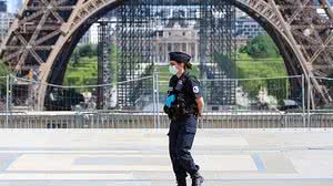 Movimentação na Torre Eiffel durante a quarentena imposta pelo governo durante o surto de Coronavírus, na cidade de París | Folhapress