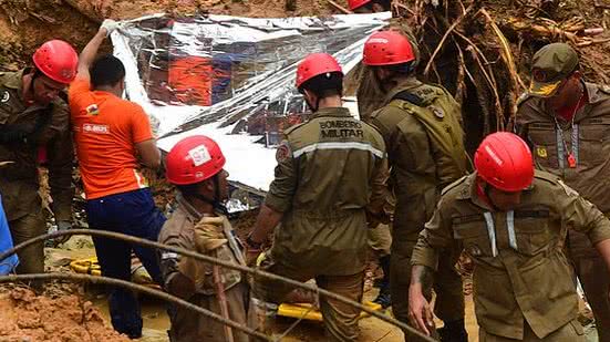 Bombeiros, Exército e moradores buscam, neste domingo (29), por pessoas desaparecidas nos deslizamentos de barreiras que ocorreram no sábado (28), devido às fortes chuvas que atingem o Grande Recife | Fotoarena / Folhapress