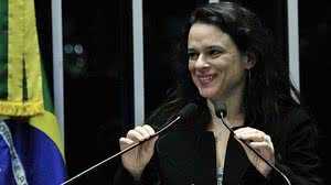 Imagem 'Gases não podem parar um chefe de Estado', diz Janaina Paschoal a Bolsonaro