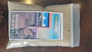 O saquinho de areia colocado à venda após o show da cantora Madonna no Rio de Janeiro | Reprodução