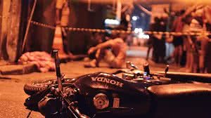 Pai chora próximo ao corpo da criança atropelada por moto | Reprodução / Inter TV Cabugi