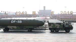 Mísseis nucleares Dongfeng-5B, da China, durante parada militar no ano passado | Liu Bin - 1º.out.2019/Xinhua