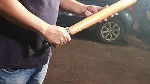 Bastão de madeira estava escondido dentro do carro do agressor | Diário do Nordeste / Rafaela Duarte