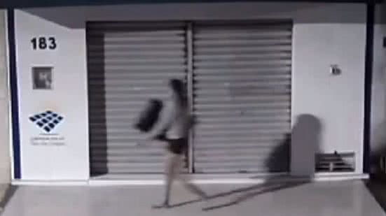 Imagem Mulher é flagrada por câmeras ao furtar TV de estabelecimento em Arapiraca