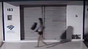 Imagem Mulher é flagrada por câmeras ao furtar TV de estabelecimento em Arapiraca