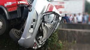 Caminhão esmaga carro contra mureta da BR-232 na entrada de Recife | PRF