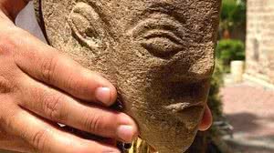 A escultura de 22 cm de altura mostra o rosto da deusa usando uma coroa de serpente | Foto: Reprodução/BBC-Rushdi Abualouf