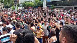 Manifestação no Centro de Manaus contra fechamento do comércio | Foto: Paulo Paixão/Rede Amazônica