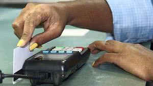 Trabalhadores vendem vale-refeição. | Mário Bittencourt/Folhapress