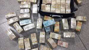 Dinheiro em espécie encontrado no carro onde estava o ex-comandante | PRF