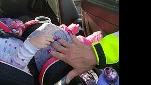 Imagem Bombeiros deixam ter unhas pintadas para acalmar criança após acidente