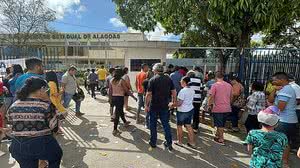 Imagem Urna eletrônica com defeito atrasa início de votação em seção de Arapiraca