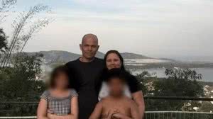 Os corpos dos pais e da irmã foram encontrados dentro da própria casa | Crédito: Facebook / Reprodução