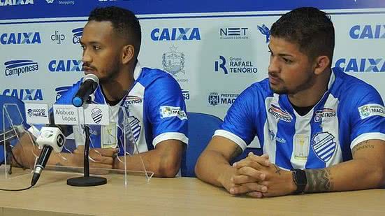 Jhonnatan (esquerda) e Judivan em apresentação oficial no CSA | Eduardo Vieira / RCortez / Ascom CSA