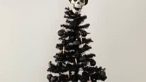 Árvore de Natal, com balas de fuzil, que teria sido montada pelo marido da indiciada para intimidação, segundo a defesa dela | Divulgação/Polícia Civil