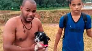 Imagem Vídeo: homem se arrisca em correnteza para salvar cachorrinha no interior de SP