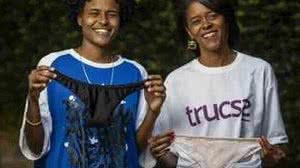Silvana e sua filha, Natália Pietra, gerenciam a Trucss, marca de calcinhas para mulheres trans e travestis | Foto: Reprodução/Folhapress