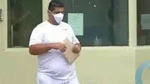 O narcofraticante André de Oliveira Macedo, o André do Rap, deixa prisão no interior do estado vestido todo de branco | Foto: Reprodução/TV Bandeirantes