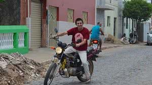 Sandro e sua moto movida a água | Reprodução / G1/PB