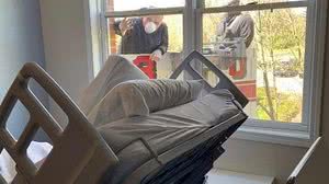 Imagem Filho é levantado por caminhão de bombeiros para se despedir da mãe em asilo