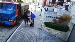 A mulher foi abordada por dois suspeitos após sair do carro | Reprodução / Vídeo