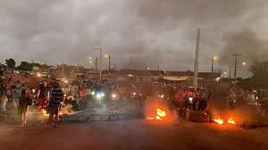 Protesto reúne dezenas de moradores do Aprígio Vilela e congestiona trânsito na Ecovia Norte | Luciano Steiger/Cortesia ao TNH1