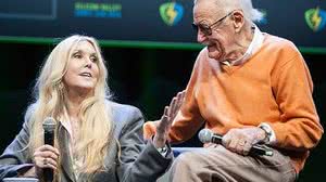 A filha de Stan Lee, Joan Celia Lee, junto com o pai durante Comic Con em San Jose, na Califórnia | Kelly Sullivan/Getty Images