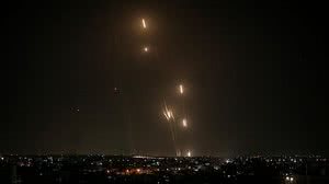 Enxurrada de foguetes são disparados pelos palestinos com destina a Israel após aviões de guerra israelenses lançaram ataques no sul da Faixa de Gaza, nessa quinta-feira (13) | Thenews2 / Folhapress