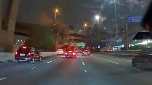 Imagem Carreta tomba em viaduto e carga de madeira cai sobre veículos