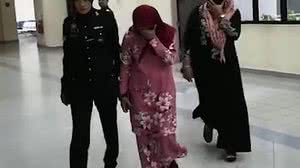 As mulheres com as mãos no rosto são acompanhadas por uma policial após serem detidas por uma tentativa de sexo | NST/TV/Reprodução